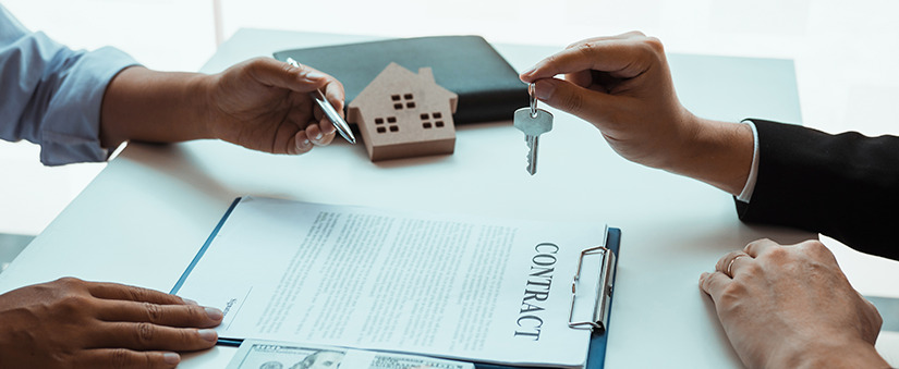 Corretor entrega chaves para comprador de imóvel