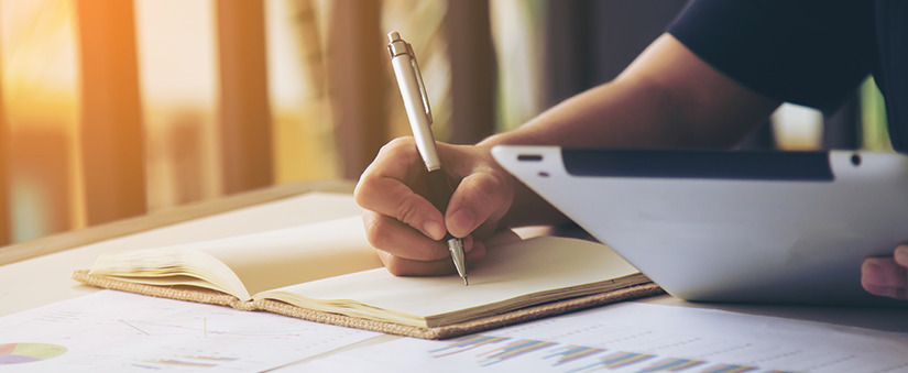 Script de vendas: pessoa escrevendo em caderno