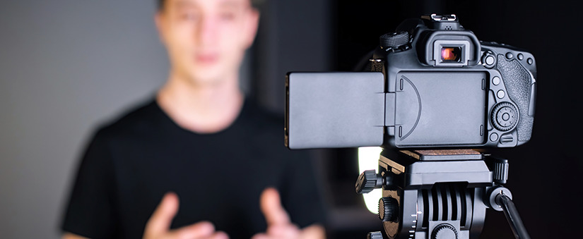 pessoa fala com câmera