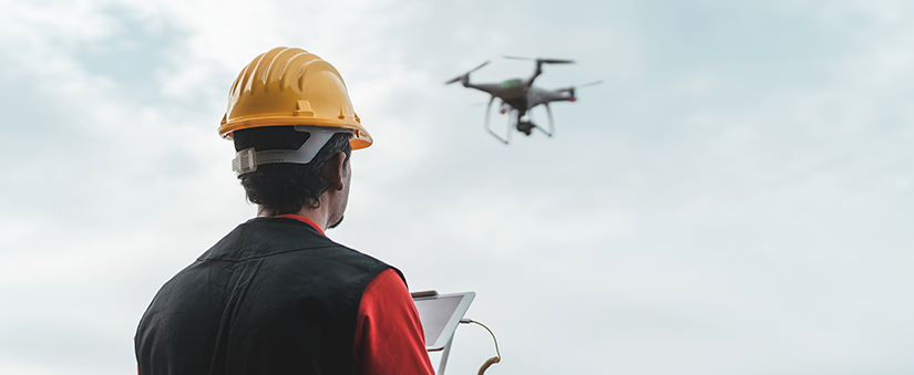 Pessoa controla drone no ar