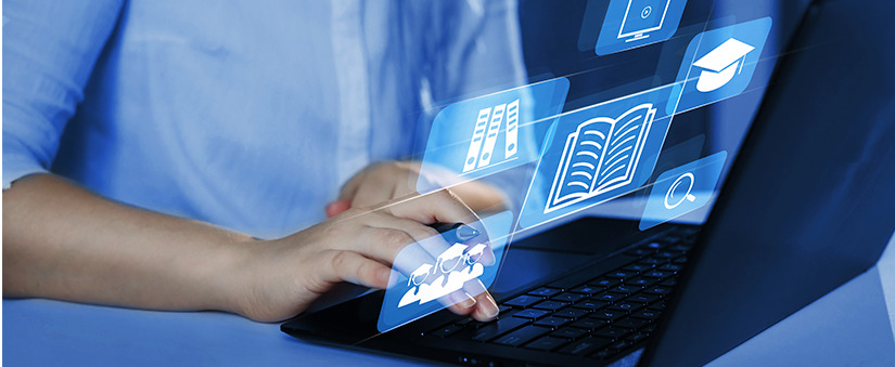 close em mãos digitando num notebook com hologramas em cima com ícones de livros, chapéu de formatura, computador, simbolizando cursos de gestão de vendas.