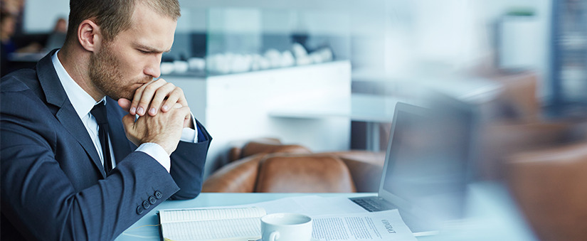 Especulação imobiliária: empresário olha consternado para livros e documentos. Especulação imobiliária: empresário olha consternado para livros e documentos.