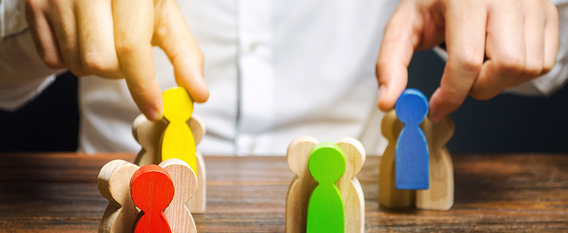 pessoa manuseando bonecos de madeira