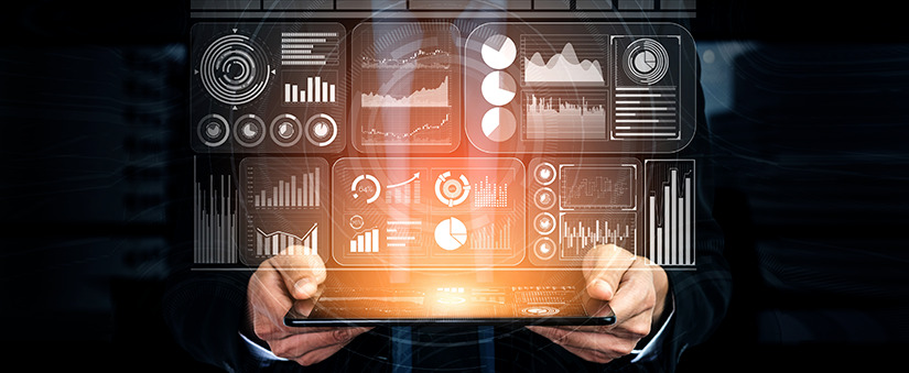pessoa de terno segurando uma tela. Da tela sai um holograma de um dashboard