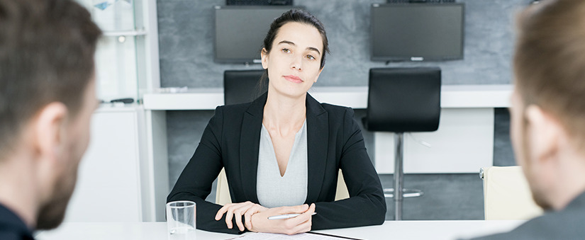 mulher ouvindo parceiros em negociações