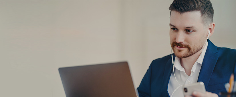 Empresário concentrado com videochamada no laptop no escritório moderno