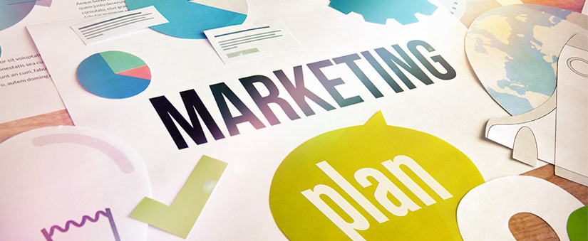 recortes de papeis com gráficos, representações de texto e, ao centro, o termo "marketing"