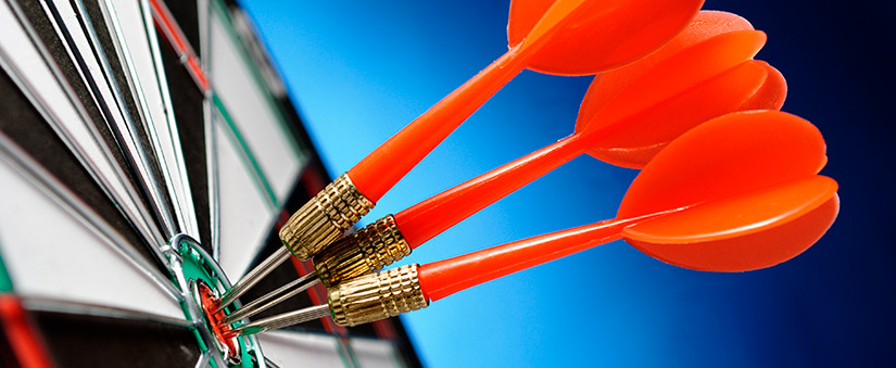 imagem de alvo com dardos no centro representando a assertividade do marketing imobiliário.