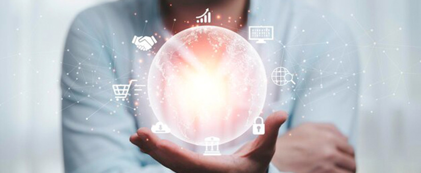 transformação digital transformação digital: close numa mão dando ênfase a um holograma que representa o planeta terra e, em volta, ícones de conectividade