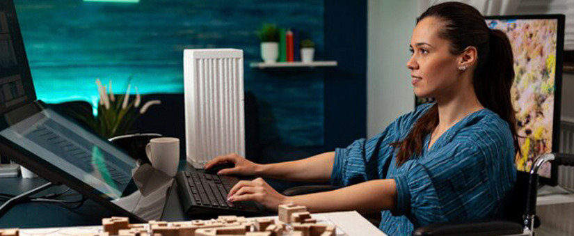 transformação digital transformação digital: mulher à frente de um computador com as mãos no teclado e no mouse.