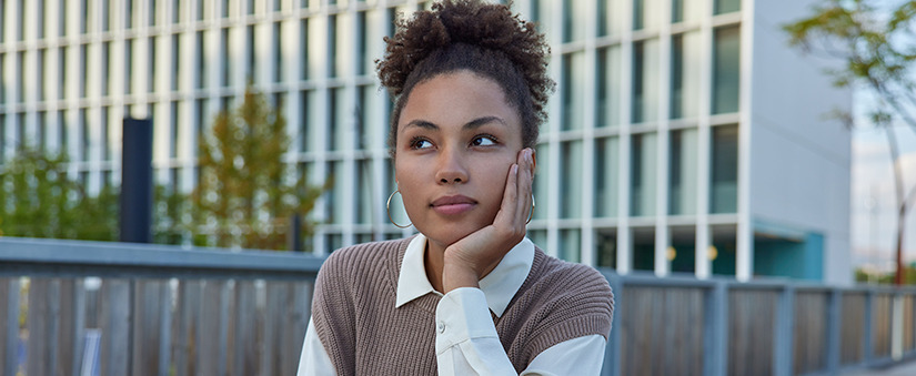 como melhorar o atendimento ao cliente como melhorar o atendimento ao cliente: mulher com a mão no queixo com olhar pensativo.