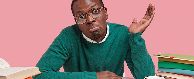 como melhorar o atendimento ao cliente como melhorar o atendimento ao cliente? Homem olha para frente com expressão de indignação.