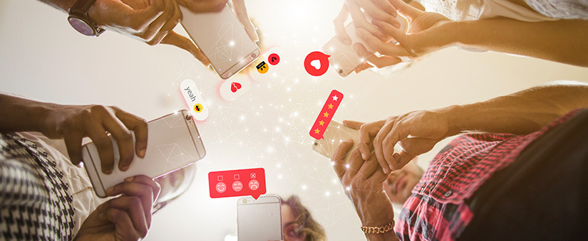 Gestão da experiência do cliente Gestão da experiência do cliente: imagem vista de baixo. Pessoas em círculo olham para os celulares em suas mãos.