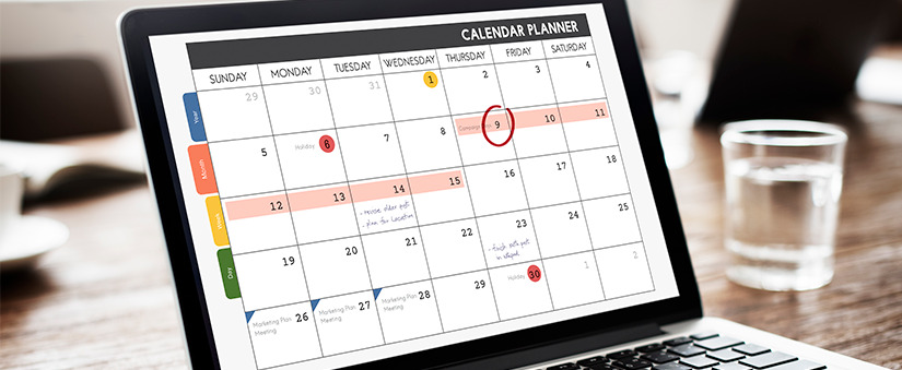 planejamento de venda de imóveis como vender mais: imagem de um calendário num notebook com algumas marcações e lembretes.