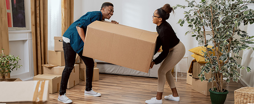 tendência de estratégia de vendas Um homem e uma mulher segurando uma caixa de mudança.