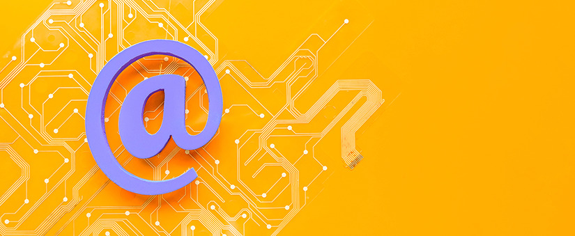 atendimento ao cliente nas mídias sociais tela amarela com imagem de um @ representando o atendimento ao cliente nas mídias sociais