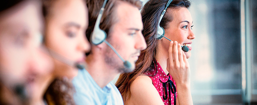 Atendimento ao cliente por e-mail Executivos de atendimento ao cliente trabalhando