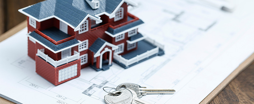 lançamento imobiliário lançamento imobiliário: Maquete de uma casa em cima de papeis de planta de casa.