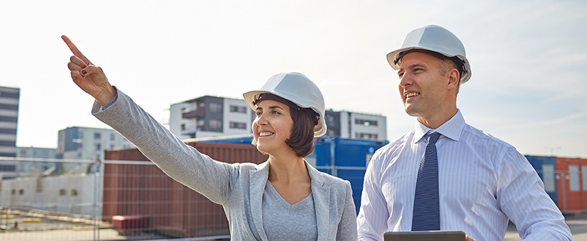 tecnologia na construção civil tecnologia na construção civil: um homem e uma mulher usando capacete olham na mesma direção.