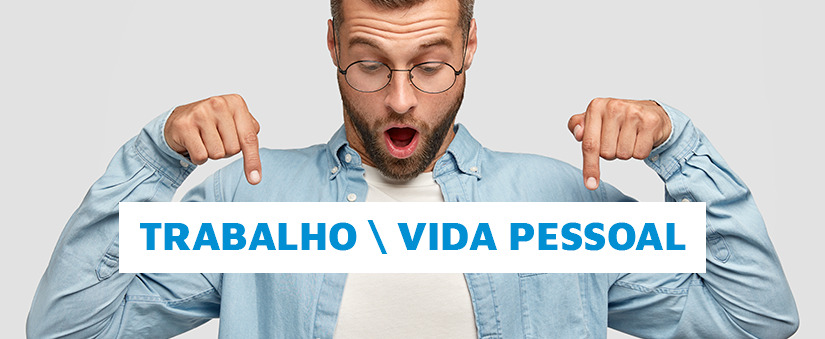 economizar dinheiro: investimentos. economizar dinheiro: imagem de um homem com expressão de surpresa apontando para uma faixa com o texto "trabalho / vida pessoal"