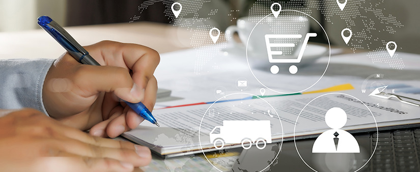 gestão eficiente no mercado imobiliário gestão eficiente: close numa mão escrevendo num papel. À frente da imagem ícones de carrinho de supermercado, um caminhão e uma pessoa de gravata.