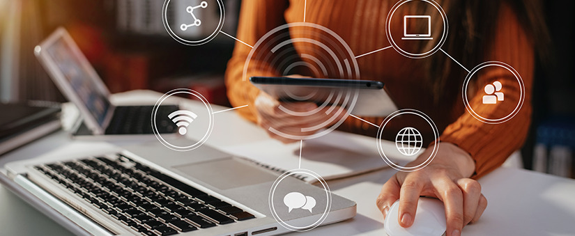 Mídia digital em incorporadpras close numa mesa com alguns dispositivos digitais e uma pessoa manuseando. Em destaque ícones que representam conectividade.