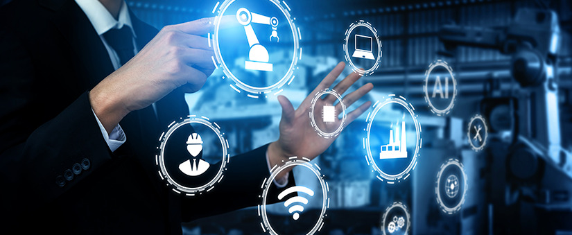 tendências 2023 construção civil indústria 4.0: imagem das mãos de uma pessoa usando terno interagindo com um holograma com alguns elementos que representam tecnologia e construção civil.