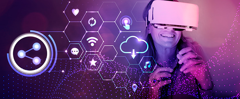 tour de propriedade virtual mulher sorrindo usando um óculos de realidade virtual.