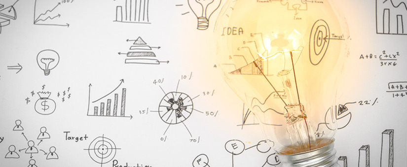 marketing imobiliário como virar corretor de imóveis: algumas ilustrações de gráficos feitas à mão e, à frente, uma lâmpada acesa.