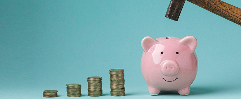 como virar corretor de imóveis como virar corretor de imóveis: imagem de um cofre em formato de porco, um martelo acima e, à esquerda, pilhas de moedas.