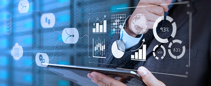 a cultura data driven em primeiro plano uma tela com um dashboard e gráficos em transparência. Atrás as mãos de uma pessoa segurando um tablet.