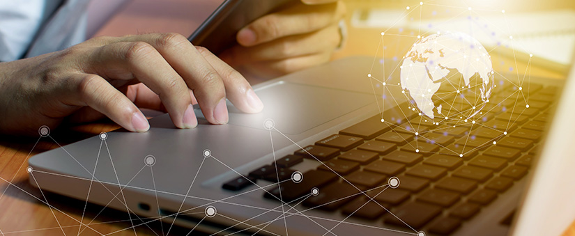 marketing digital de sucesso marketing digital de sucesso: close de mãos digitando num notebook em cima de uma mesa.