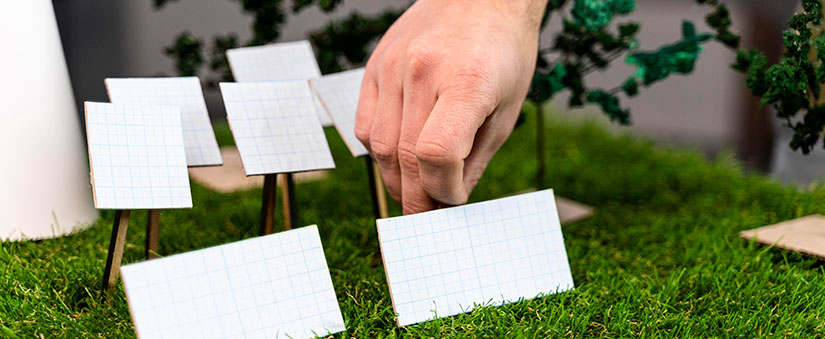 conceitos ambientais conceitos ambientais: close numa mão inserindo placas de energia solar numa maquete.