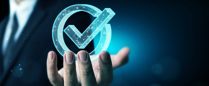 CRM imobiliário: close uma mão aberta. Acima da mão uma ilustração do ícone de tarefa concluída.