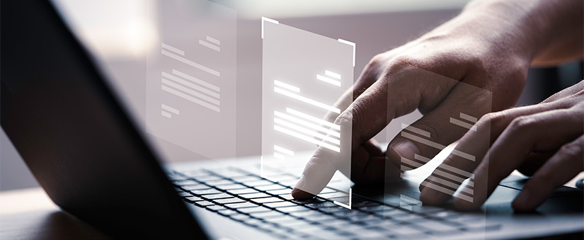 CRM do mercado imobiliário CRM do mercado imobiliário: close em mãos digitando num teclado de notebook.