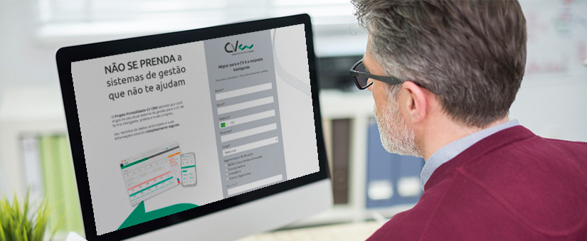Melhor CRM Melhor CRM: homem de costas olhando para a tela de um computador