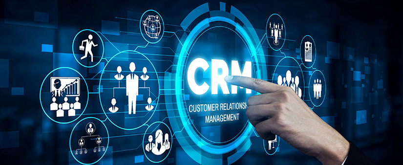 Melhor CRM Melhor CRM: imagem de uma mão apontando para um holograma onde tem escrito em destaque "CRM Costumer Relationship Management