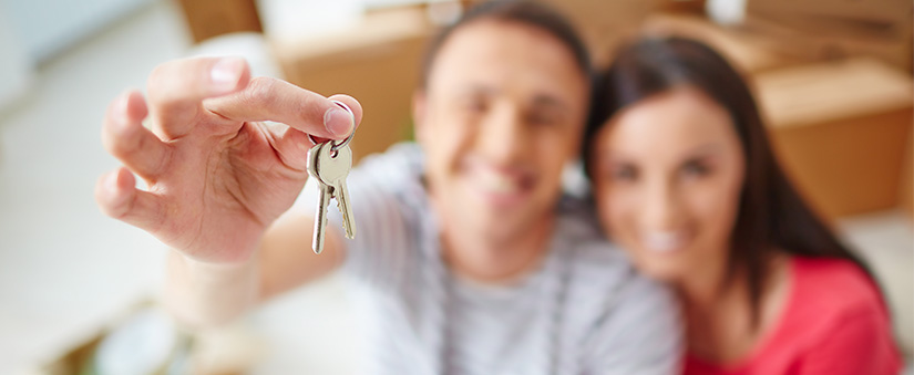 Taxas e impostos Taxas e impostos: foco na mão de um homem segurando uma chave.