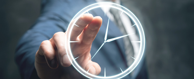 gestão de tempo e produtividade gestão de tempo e produtividade: close na ilustração de um relógio e uma mão manuseando.