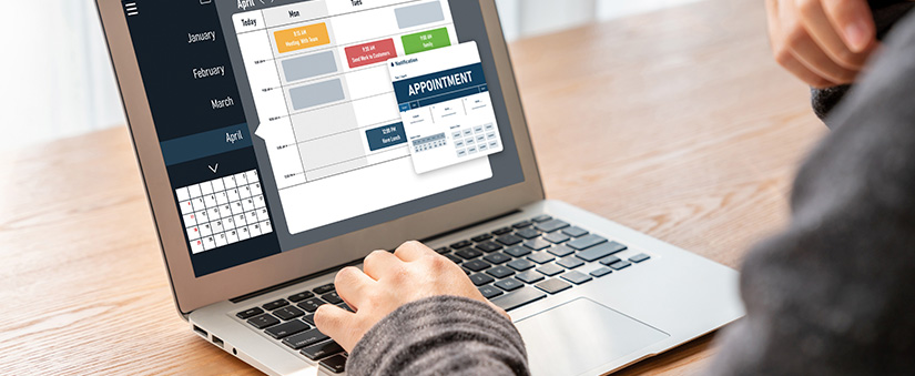 gestão de tempo e produtividade gestão de tempo e produtividade: close na tela de um notebook com um calendário em destaque.