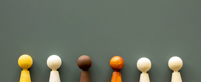 Inteligência emocional Inteligência emocional: 6 bonecos de madeira um ao lado do outro.