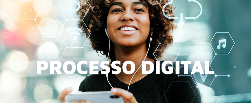 o que é processo digital o que é processo digital: imagem de uma mulher sorrindo, segurando um celular e usando fone de ouvido.