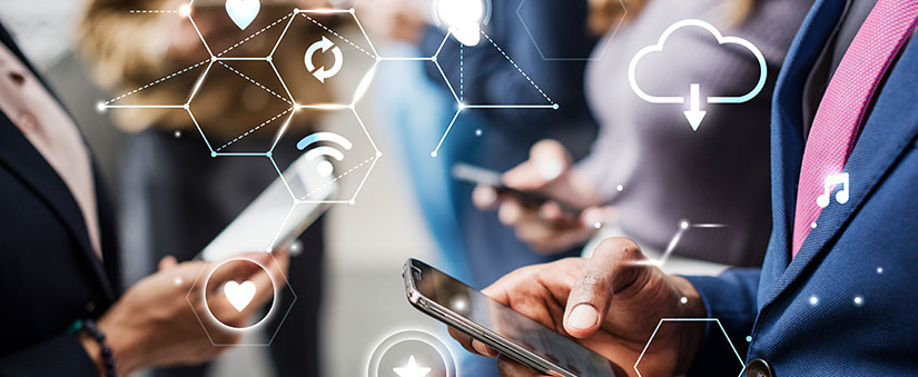 o que é processo digital o que é processo digital: close nas mãos de um grupo de pessoas segurando celulares.