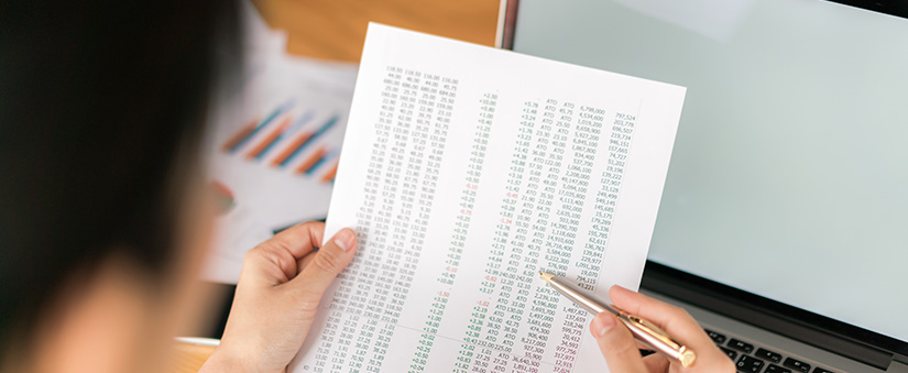 tabela de preço tabela de preço: close em mãos segurando um papel com vários números.