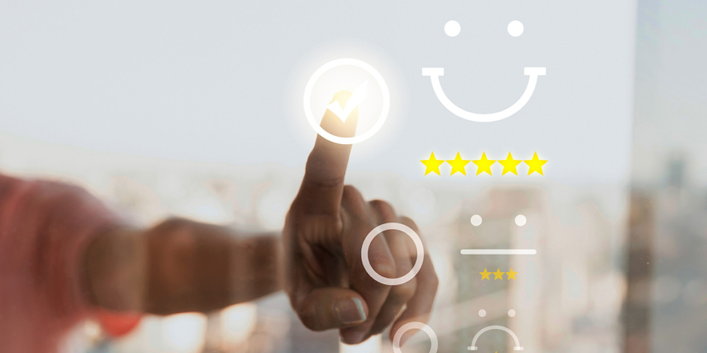 user experience: close numa mão tocando num botão em formato de holograma ao lado da ilustração de um rosto feliz.