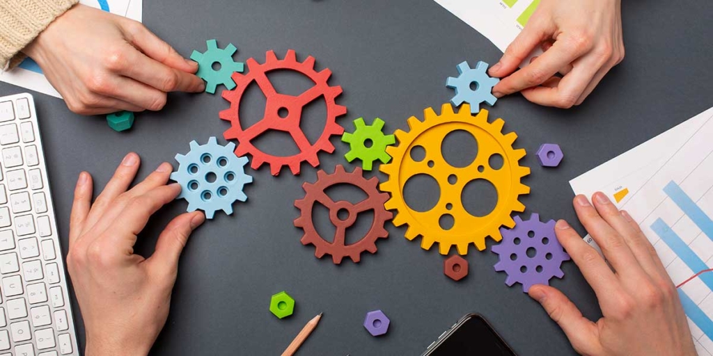 CRM e ERP; imagem de engrenagens coloridas