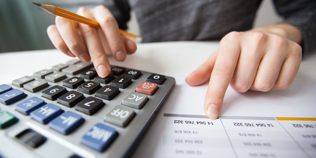 FGTS para compra de imóvel FGTS para compra de imóvel: close em mãos usando uma calculadora.