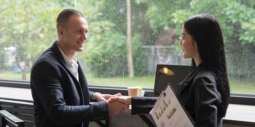 Site de imóveis Site de imóveis: imagem de um homem e uma mulher apertando as mãos.