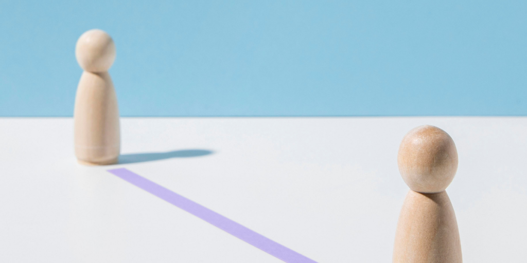 Agente imobiliário ou Corretor de imóveis Agente imobiliário ou Corretor de imóveis: dois bonecos de madeira um em frente a outro.