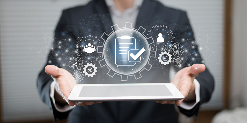 Burocracia Administrativa Burocracia Administrativa: close nas mãos de uma pessoa segurando um tablet.